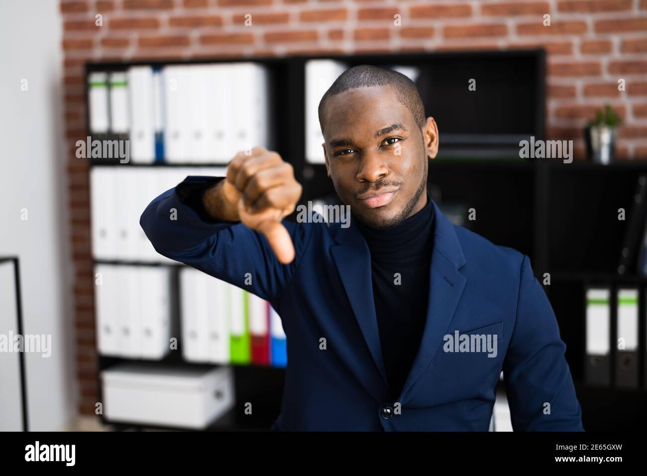 Homme donnant de mauvais feedback et n'aime pas les Thumbs vers le bas Banque D'Images