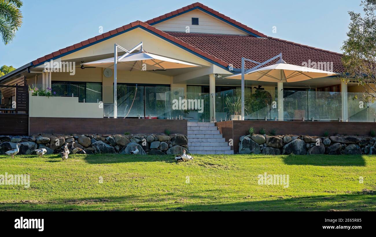 MacKay, Queensland, Australie - janvier 2021 : maison résidentielle avec terrasse vitrée et bernaches dans la cour avant Banque D'Images