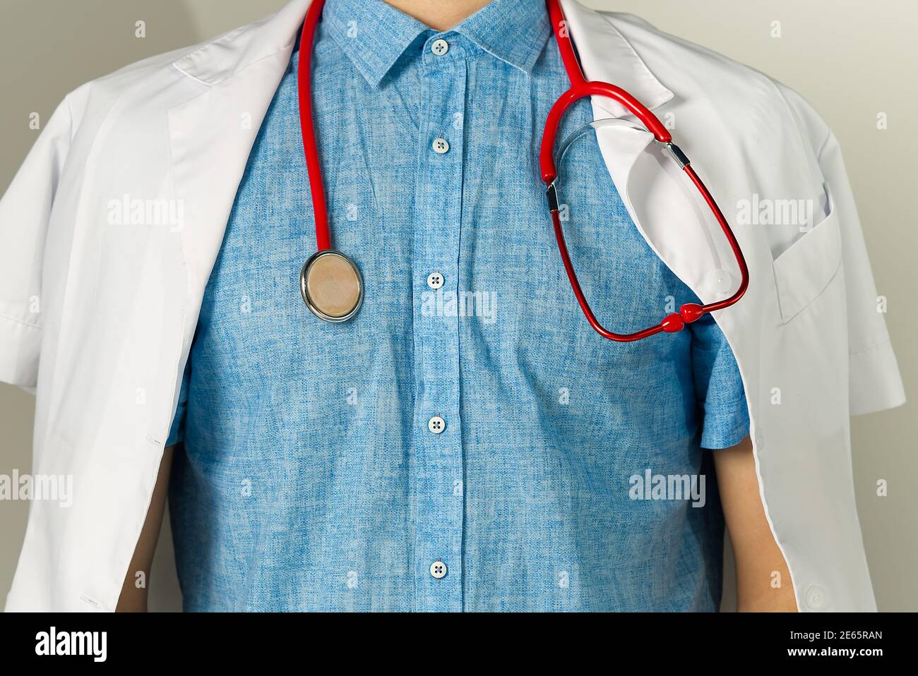 gros plan lumineux du médecin avec stéthoscope rouge. Antécédents médicaux Banque D'Images
