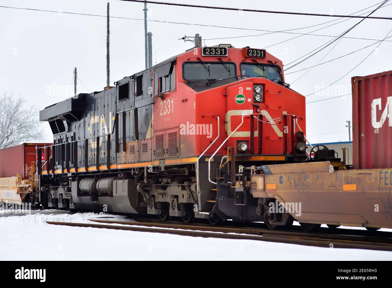 Elgin, Illinois, États-Unis. Une locomotive du chemin de fer national canadien fonctionnant comme une unité de puissance distribuée aide à alimenter un train de marchandises intermodal. Banque D'Images Elgin, Illinois, États-Unis. Une locomotive du chemin de fer national canadien fonctionnant comme une unité de puissance distribuée aide à alimenter un train de marchandises intermodal. Banque D'Images