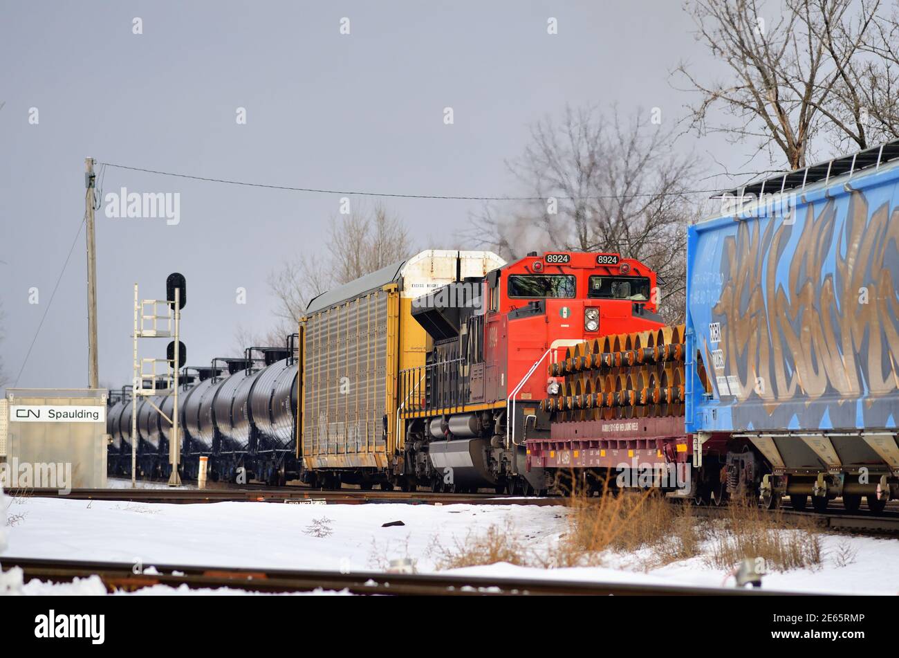Bartlett, Illinois, États-Unis. Une locomotive du chemin de fer national canadien fonctionnant comme une unité de puissance distribuée aide à alimenter un train de marchandises manifeste. Banque D'Images Bartlett, Illinois, États-Unis. Une locomotive du chemin de fer national canadien fonctionnant comme une unité de puissance distribuée aide à alimenter un train de marchandises manifeste. Banque D'Images