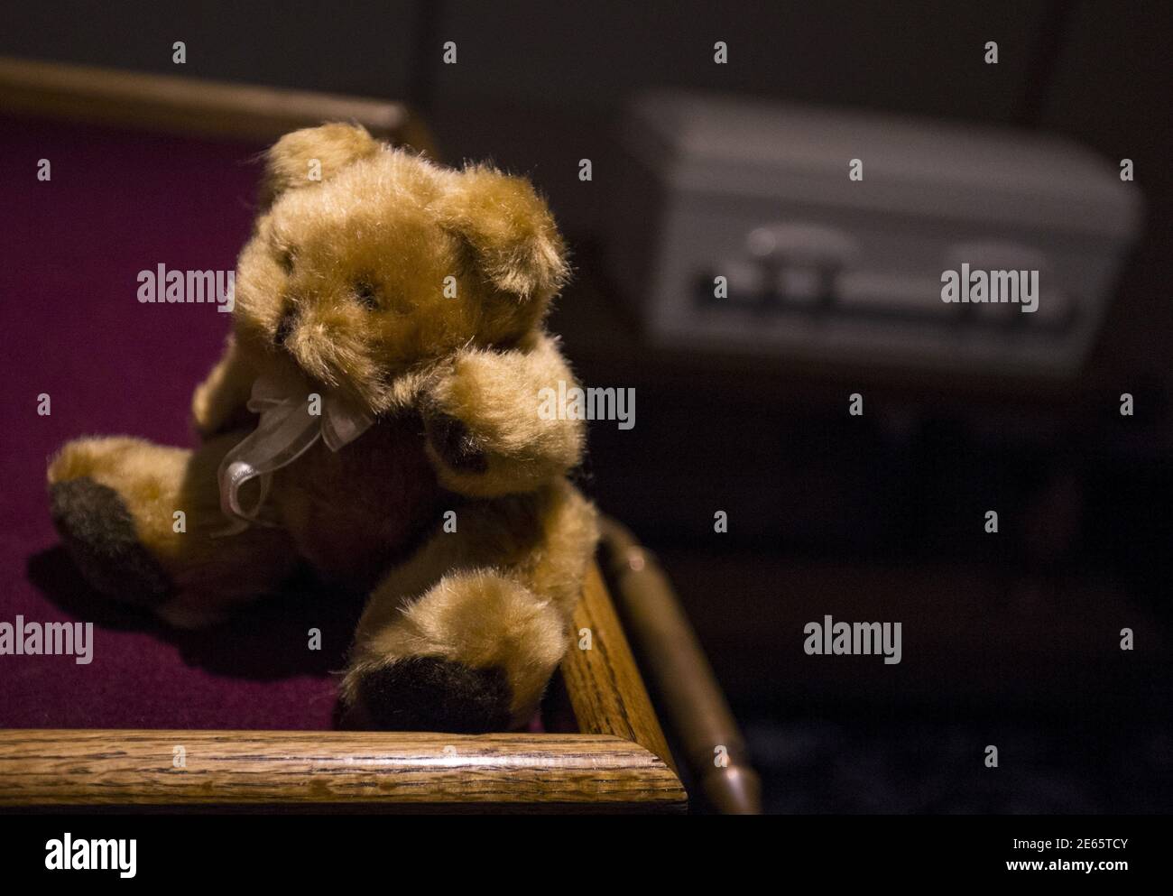 Un Ours En Peluche Est Assis Sur Une Table A Cote Du Cercueil Contenant Les Restes D Un Nouveau Ne Abandonne En Preparation Aux Services Funeraires Et Funeraires A La Maison Funeraire Glueckert Funeral Un Ours En Peluche Est Assis Sur Une Table A Cote Du Cercueil Contenant Les Restes D Un Nouveau Ne Abandonne En Preparation Aux Services Funeraires Et Funeraires A La Maison Funeraire Glueckert Funeral