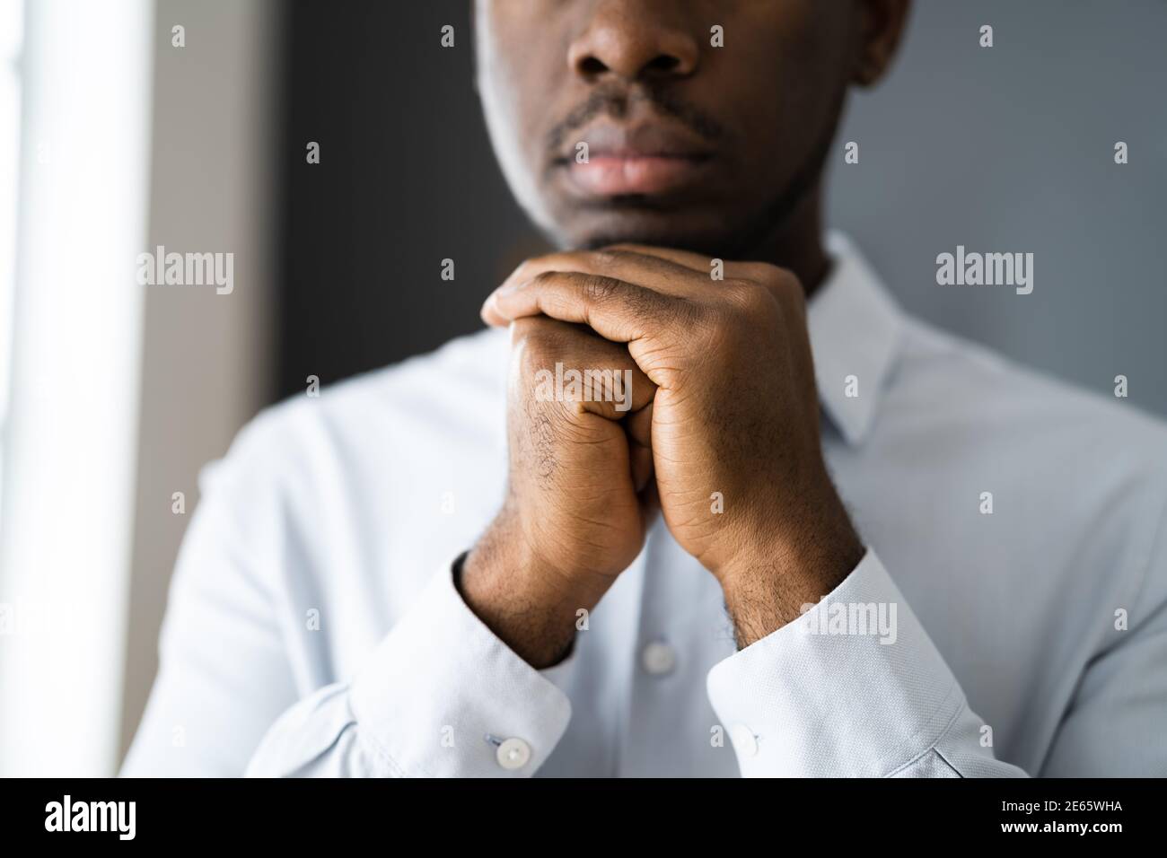 L'homme afro-américain priant et cherchant Dieu Banque D'Images