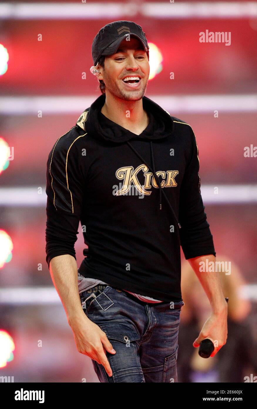 Singer Enrique Iglesias performs at half time of the NFL football game  between the Dallas Cowboys and Miami Dolphins in Arlington, Texas November  24, 2011. REUTERS/Mike Stone (UNITED STATES - Tags: SPORT