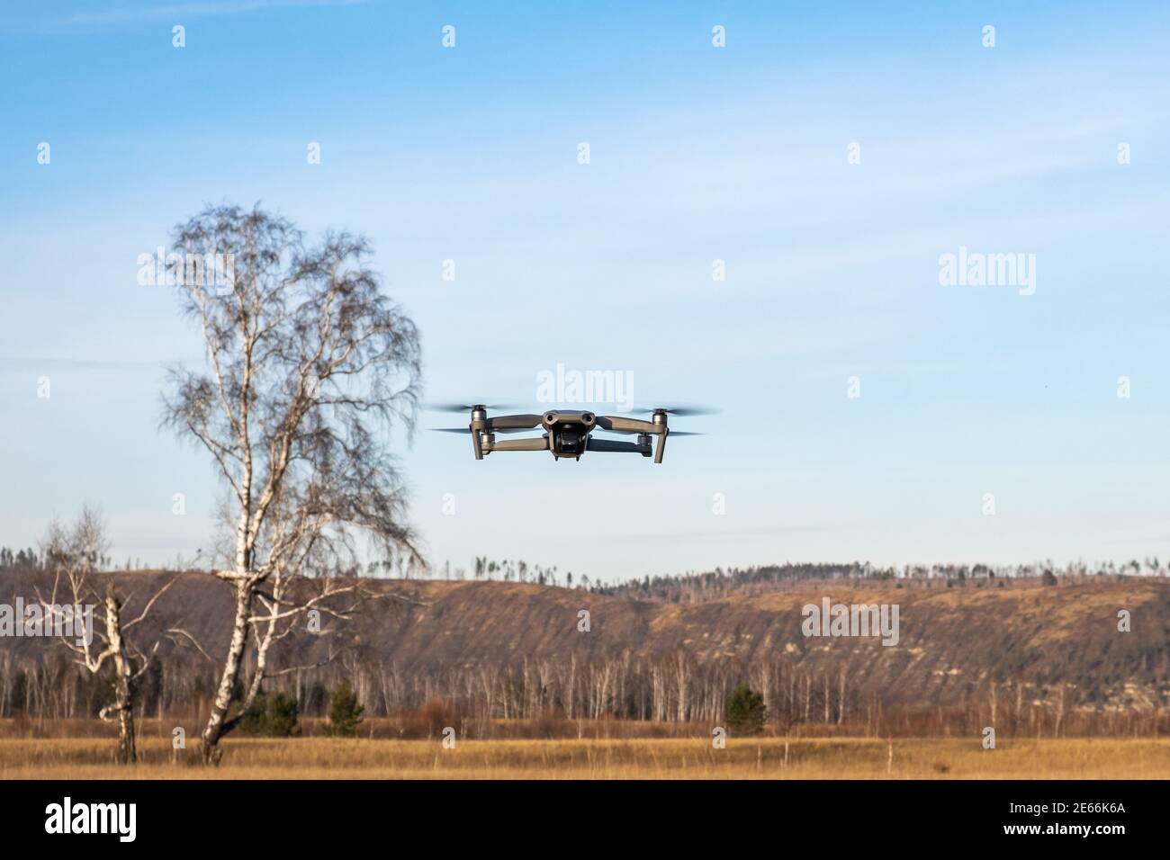 Gros plan d'un drone volant regardant directement dans la caméra. Véhicule aérien sans pilote avec télécommande. Concept de technologie et d'innovation. Banque D'Images
