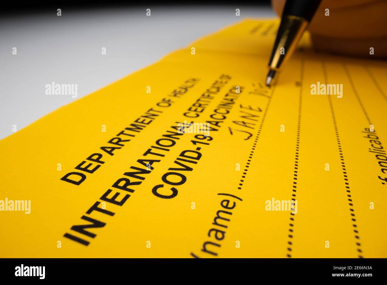 Photo macro du médecin délivrant le certificat de vaccination international Covid-19 Banque D'Images