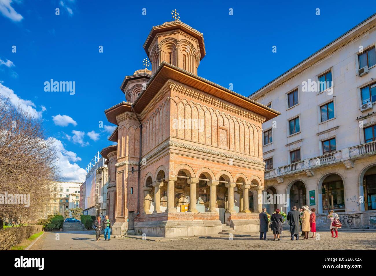 Les gens se tiennent en face de la belle église de Kretzulescu (construite en 1722 dans le style Brancovenesc) dans le centre-ville de Bucarest, en Roumanie. Banque D'Images