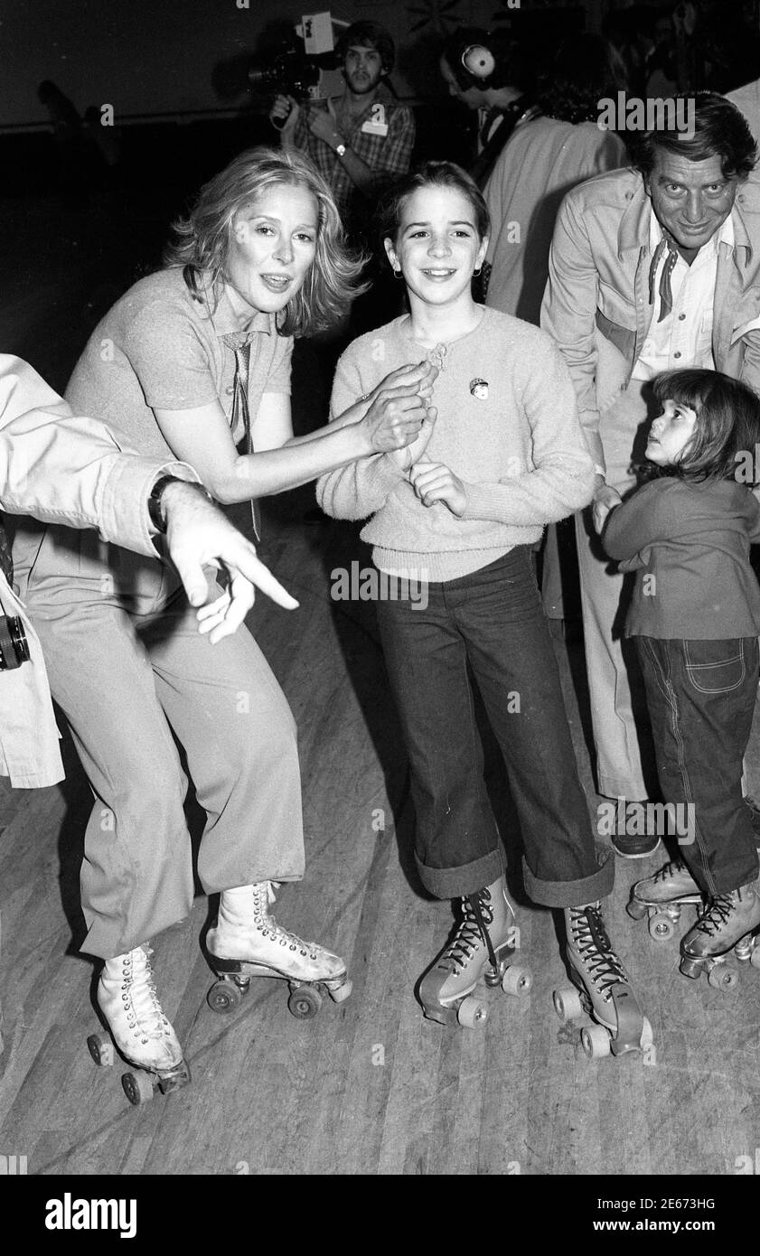 Quinn Cummings et Joan Hackett au palais de flippers Roller Boogie Banque D'Images