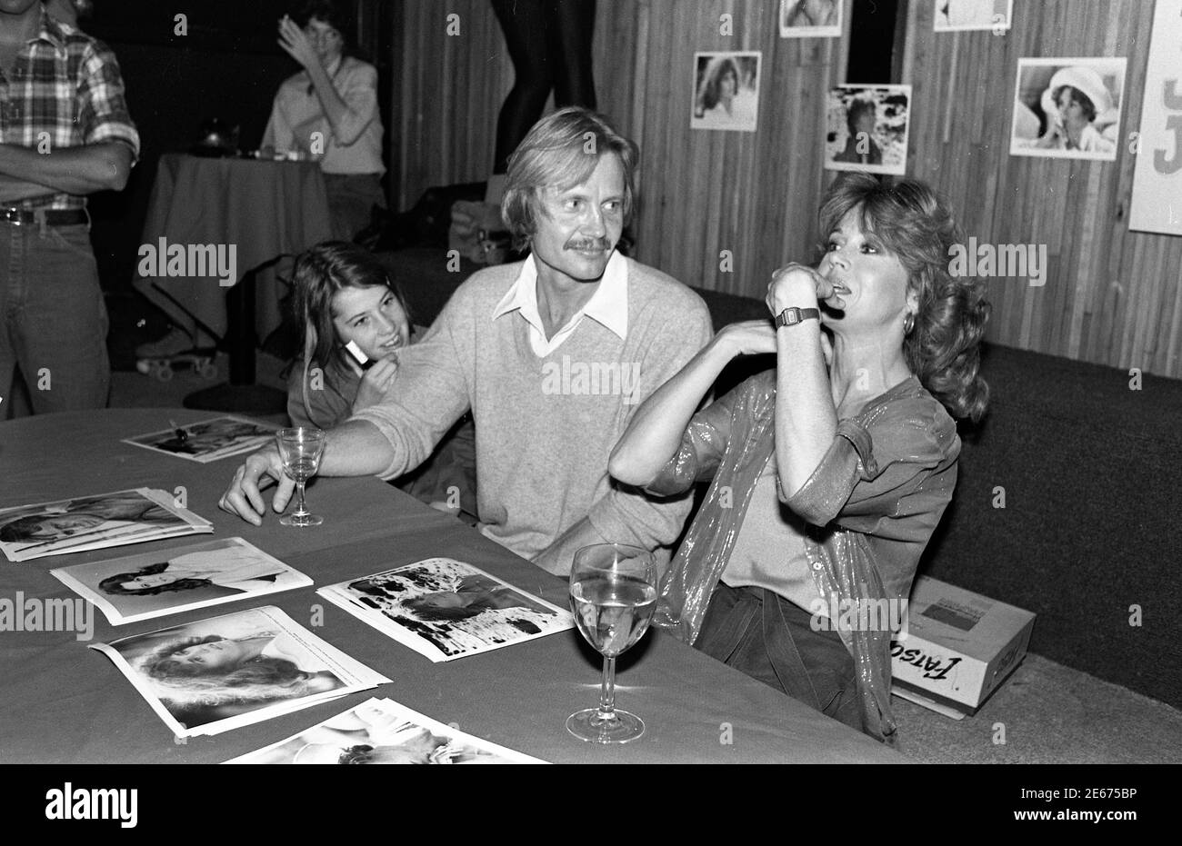 Jon Voigt et Jane Fonda autogrpahing photos à l'événement flippers Roller Disco en soutien à ERA, LosAngeles, oct. 29, 1978 Banque D'Images