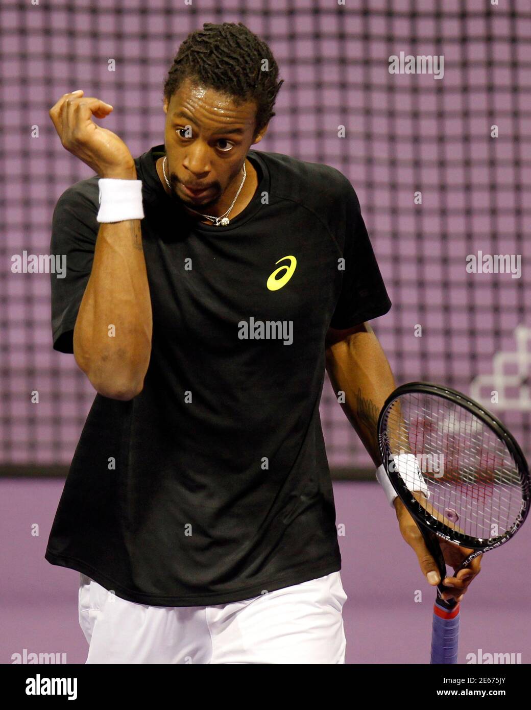 Le Français Gael Monfils réagit après avoir perdu un point contre Philipp  Kohlschreiber d'Allemagne lors du match de tennis célibataires masculin de  l'Open du Qatar à Doha le 2 janvier 2013.REUTERS/Mohammed Dabbous (