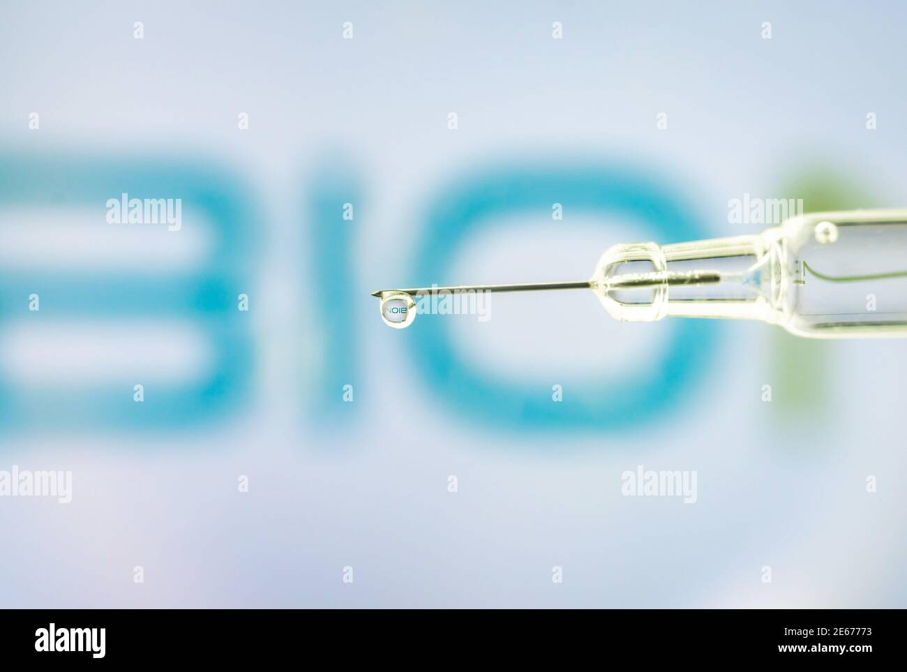 Vienne Autriche Jan.28 2021, seringue avec goutte de liquide contre le logo BionTech, une société allemande de biotechnologie basée à Mayence Banque D'Images