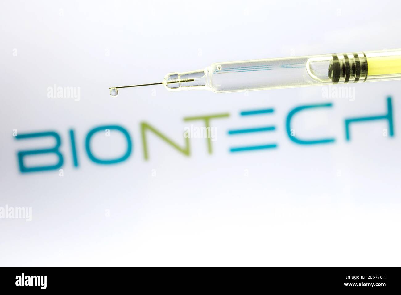 Vienne Autriche Jan.28 2021, seringue avec goutte de liquide contre le logo BionTech, une société allemande de biotechnologie basée à Mayence Banque D'Images