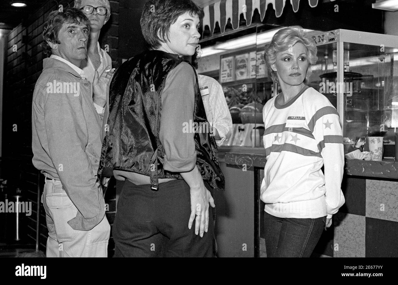 Acteurs Harry Dean Stanton, Ed Begley Jr., et Cindy Williams au stand de casse-croûte de flippers Roller Rink, 1978 Banque D'Images