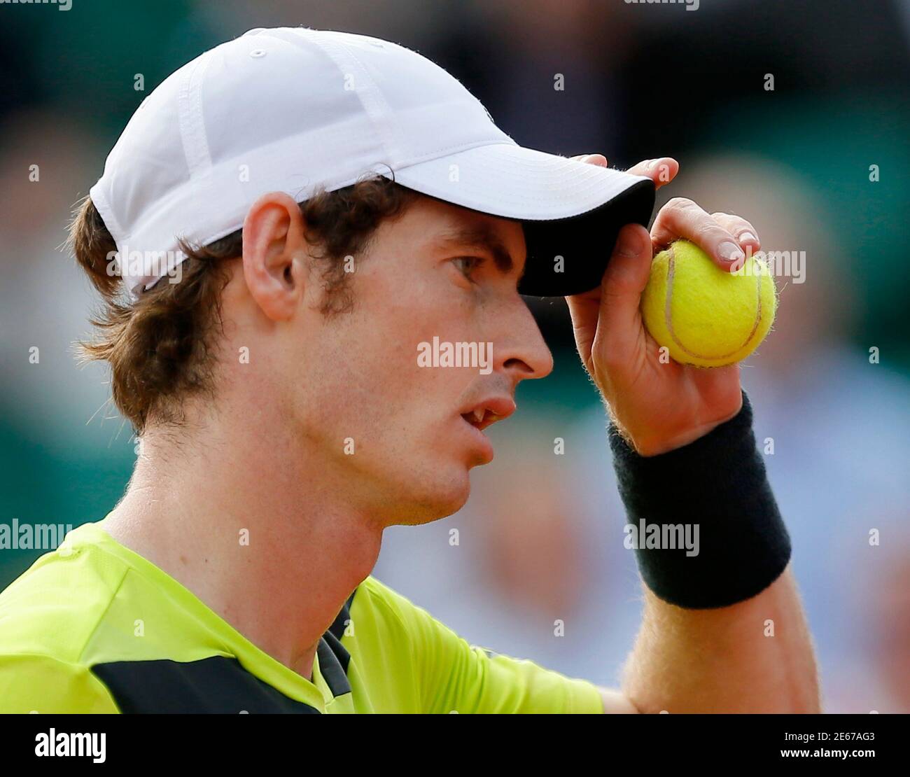 Andy Murray de Grande-Bretagne ajuste sa casquette lors de son match de  singles masculin contre Fernando Verdasco de l'Espagne au tournoi de tennis  Open de France au stade Roland Garros à Paris