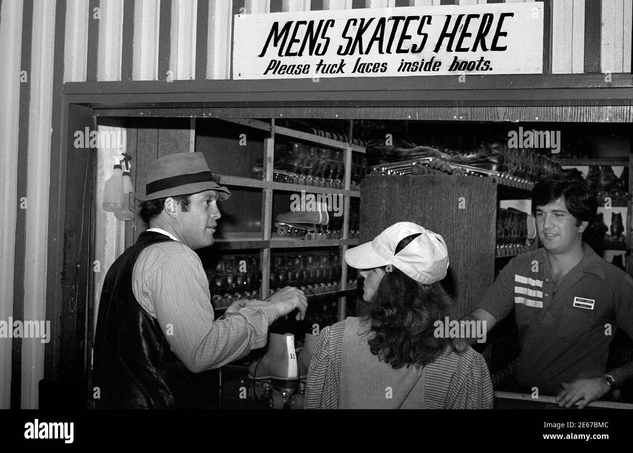 L'acteur Max Gail du spectacle Barney Miller se fait des patins à roulettes lors d'un événement de patinage de célébrités. Banque D'Images