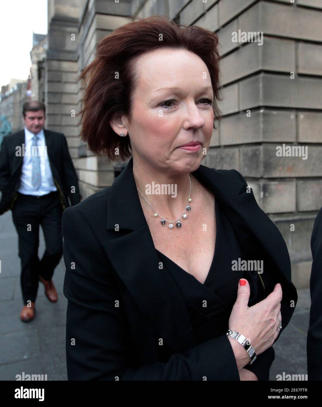 Carol Gillies, la sœur d'Arlene Fraser, s'éloigne de la High court à Édimbourg, Écosse, le 17 juin 2011. NAT Fraser a vu sa condamnation pour le meurtre de sa femme arlene, une fois qu’elle avait été renvoyée, mais qu’elle sera réjugée après que la Cour suprême du Royaume-Uni ait renvoyé l’affaire devant la Cour d’appel d’Édimbourg et que les juges de la Cour d’appel d’Édimbourg aient accueilli la demande de nouveau procès, médias locaux signalés. REUTERS/David Moir (BRITAINCREME - Tags: CRIME LAW SOCIETY) Banque D'Images