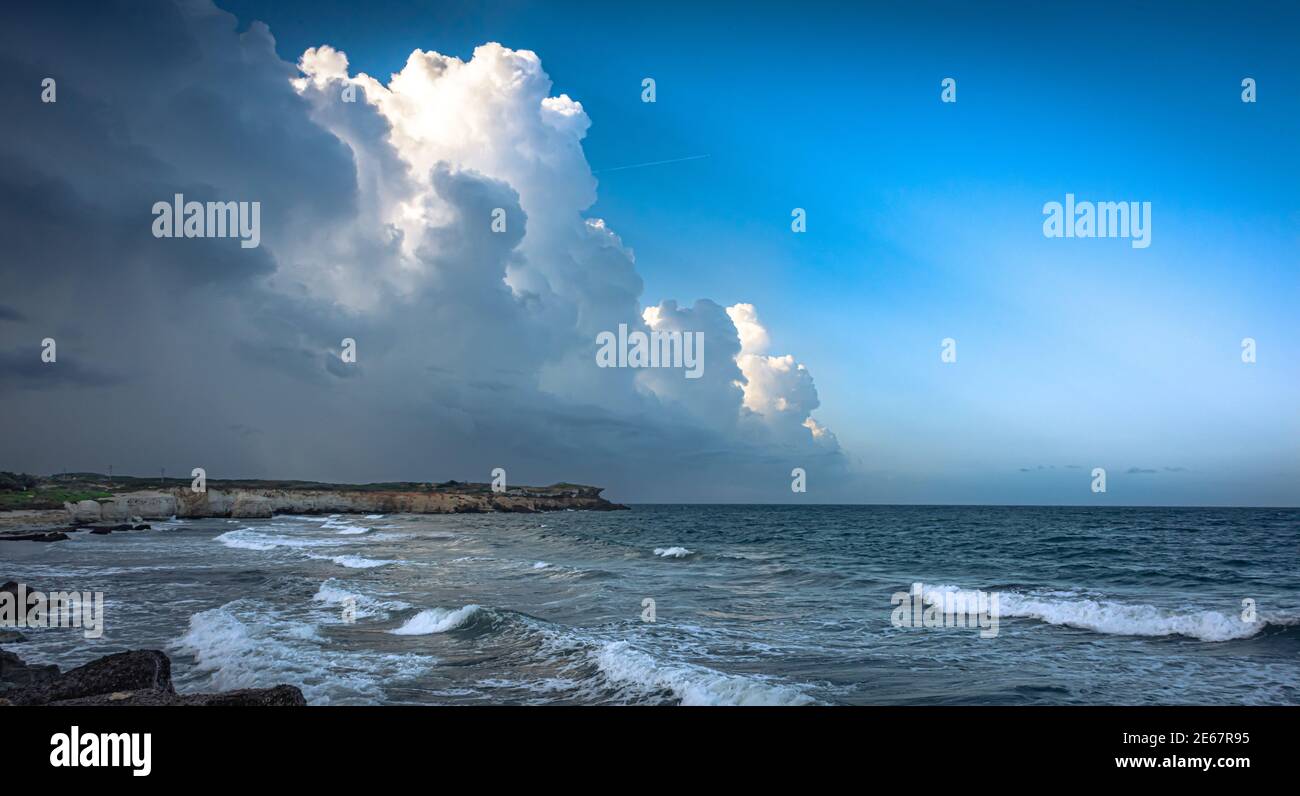 Une tempête d'hiver sur la côte ouest de la Sardaigne dans la péninsule de Sinis, Sardaigne, Italie Banque D'Images