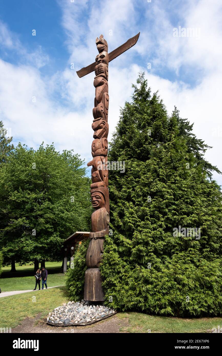 Totems dans le parc Stanley de Vancouver, Colombie-Britannique, Canada Banque D'Images