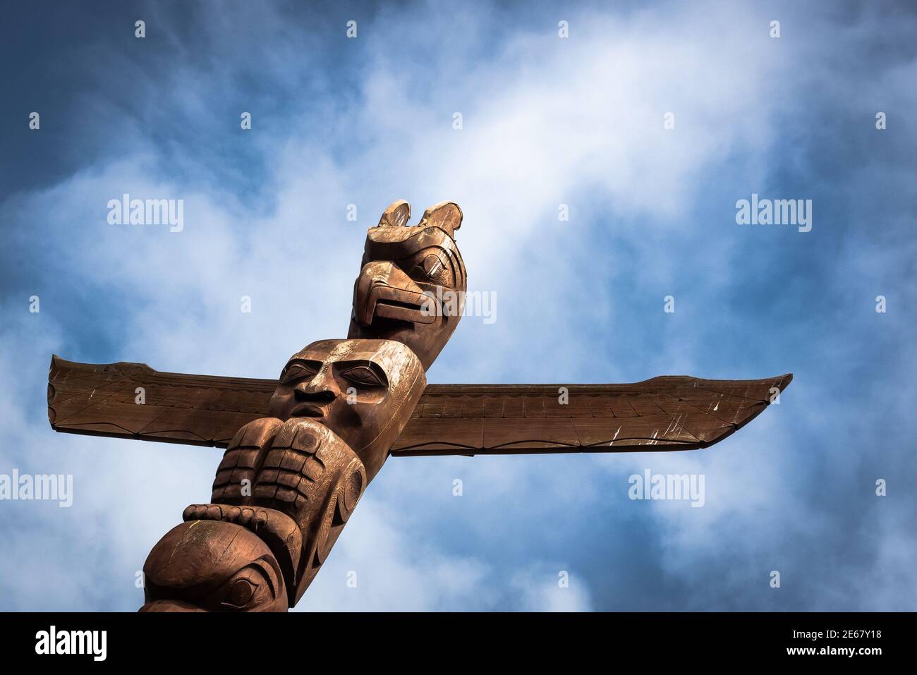 Totems dans le parc Stanley de Vancouver, Colombie-Britannique, Canada Banque D'Images
