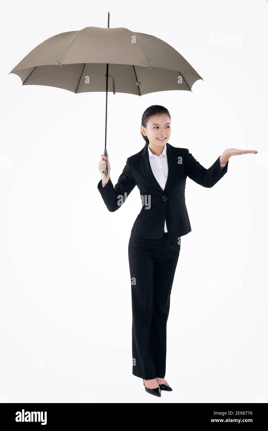 Femme d'affaires de mode orientale tenant un parapluie photo de haute qualité Banque D'Images