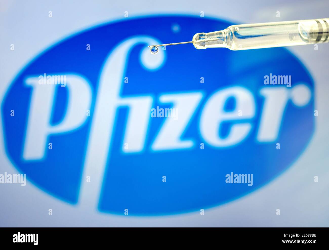Vienne Autriche Jan.28 2021, seringue avec goutte de liquide contre le logo Pfizer est une société pharmaceutique multinationale américaine coronavirus vacci Banque D'Images
