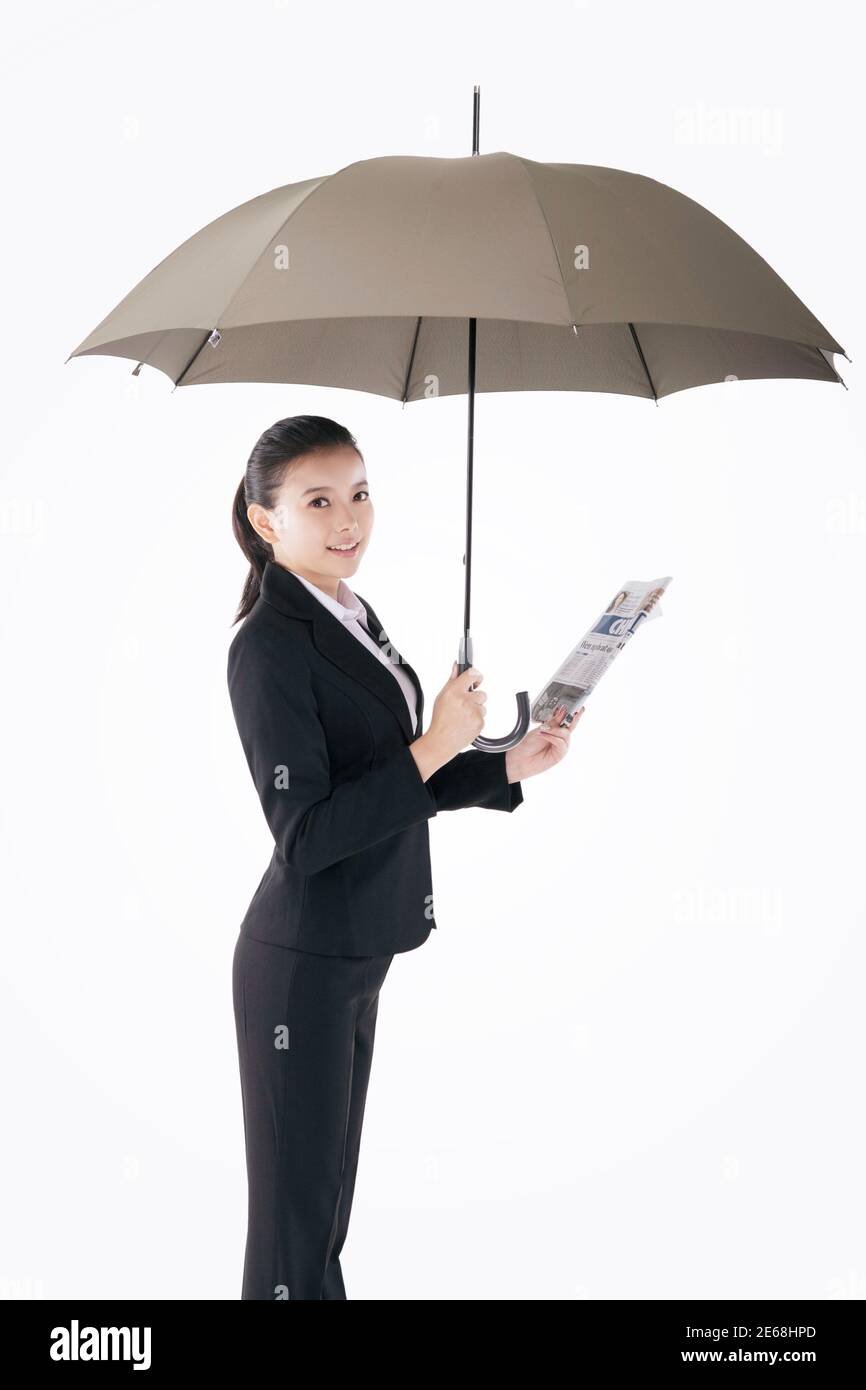 Femme d'affaires de mode orientale tenant un parapluie photo de haute qualité Banque D'Images