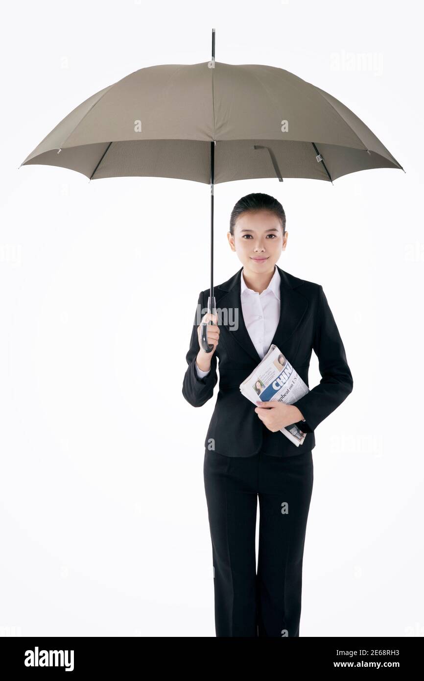 Femme d'affaires de mode orientale tenant un parapluie photo de haute qualité Banque D'Images