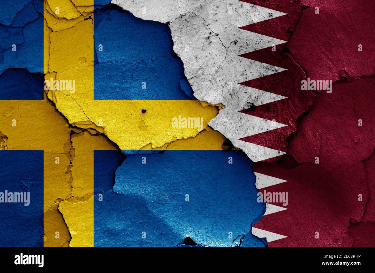 Drapeaux de la Suède et du Qatar peints sur un mur fissuré Banque D'Images