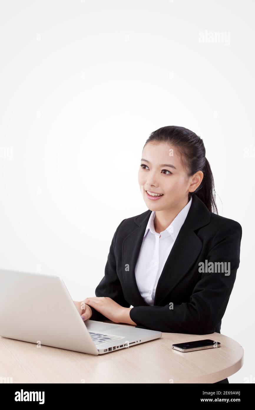 Femme d'affaires de mode orientale utilisant l'ordinateur photo de haute qualité Banque D'Images