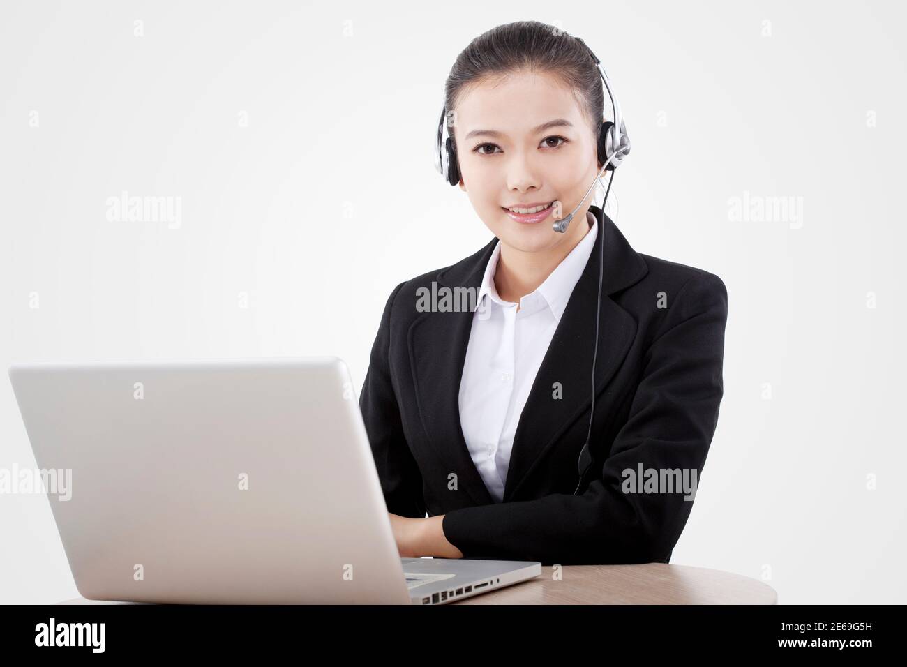 Femme d'affaires de mode orientale utilisant l'ordinateur photo de haute qualité Banque D'Images