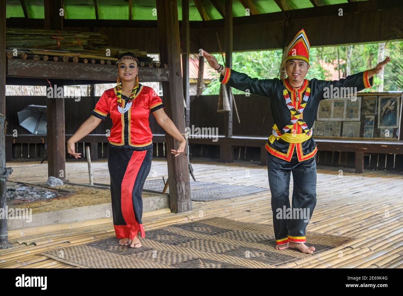 Danseurs de Bidayuh au village culturel de Sarawak Banque D'Images