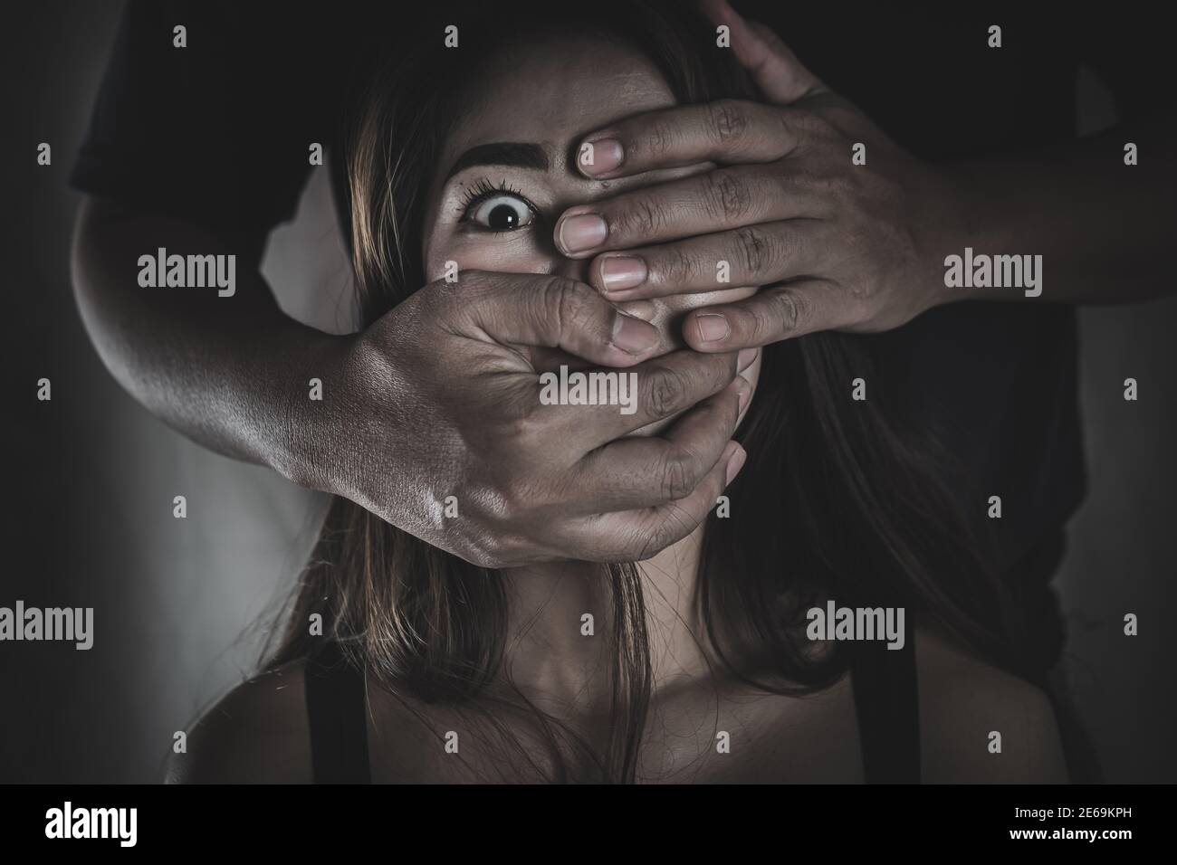 Un homme qui couvre sa bouche femmes avec sa main Notion de traite des êtres humains violence victimes Banque D'Images