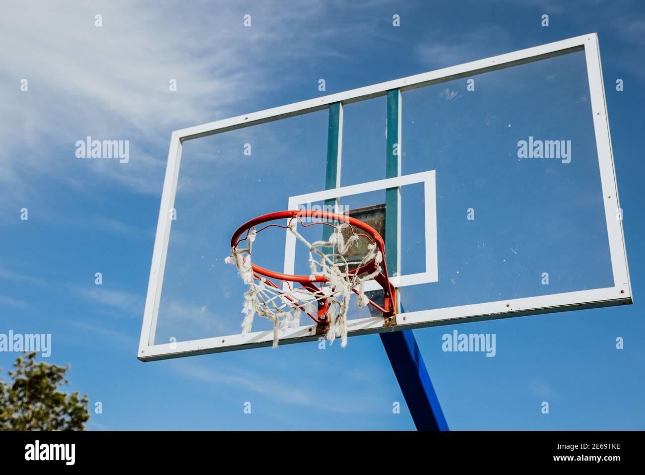 Photo basse d'un panier de basket-ball contre le ciel bleu Banque D'Images
