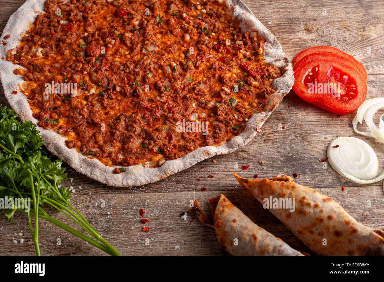 Pizza turque traditionnelle connue sous le nom de Lahmacun faite avec une fine pâte plate recouverte d'un mélange contenant du bœuf haché et cuite au four à pierre. Il est service Banque D'Images