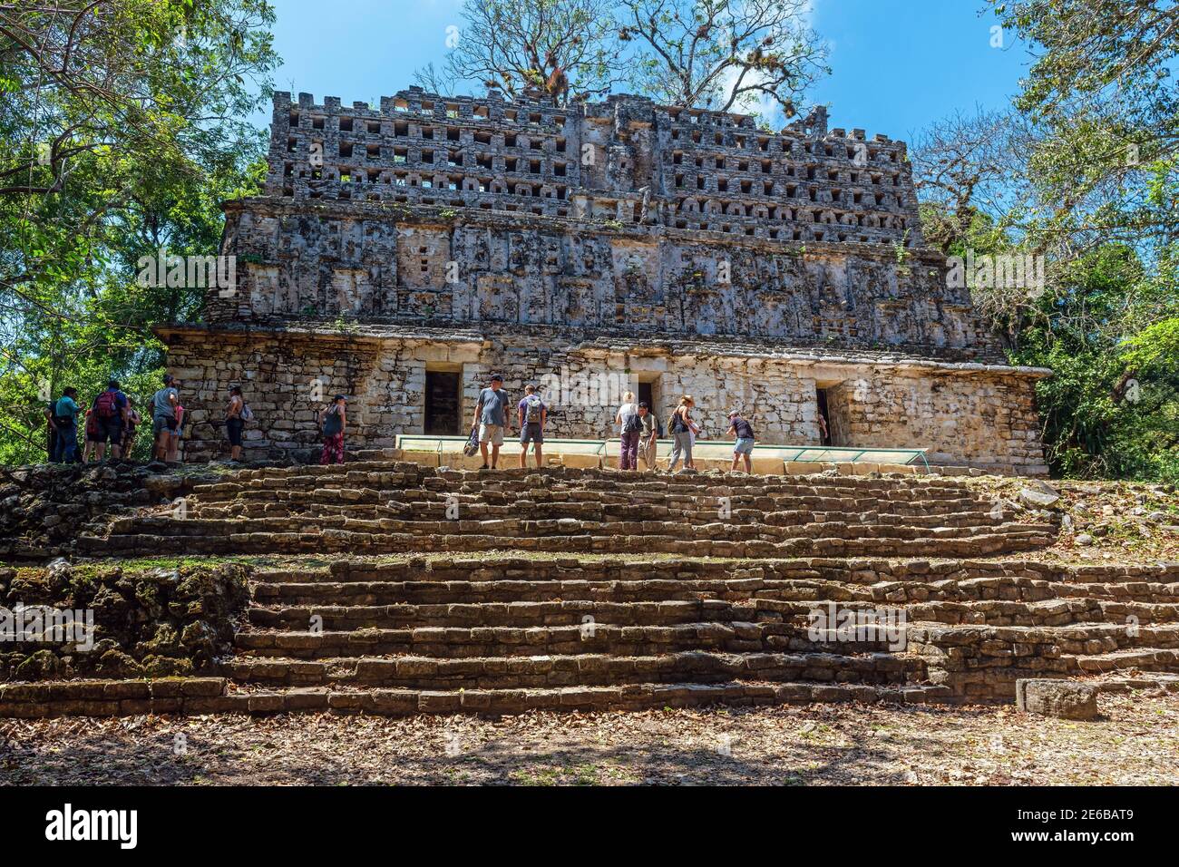 Groupe de touristes par maya ruine structure 33 à Yaxchilan, Chiapas forêt tropicale, Mexique. Banque D'Images