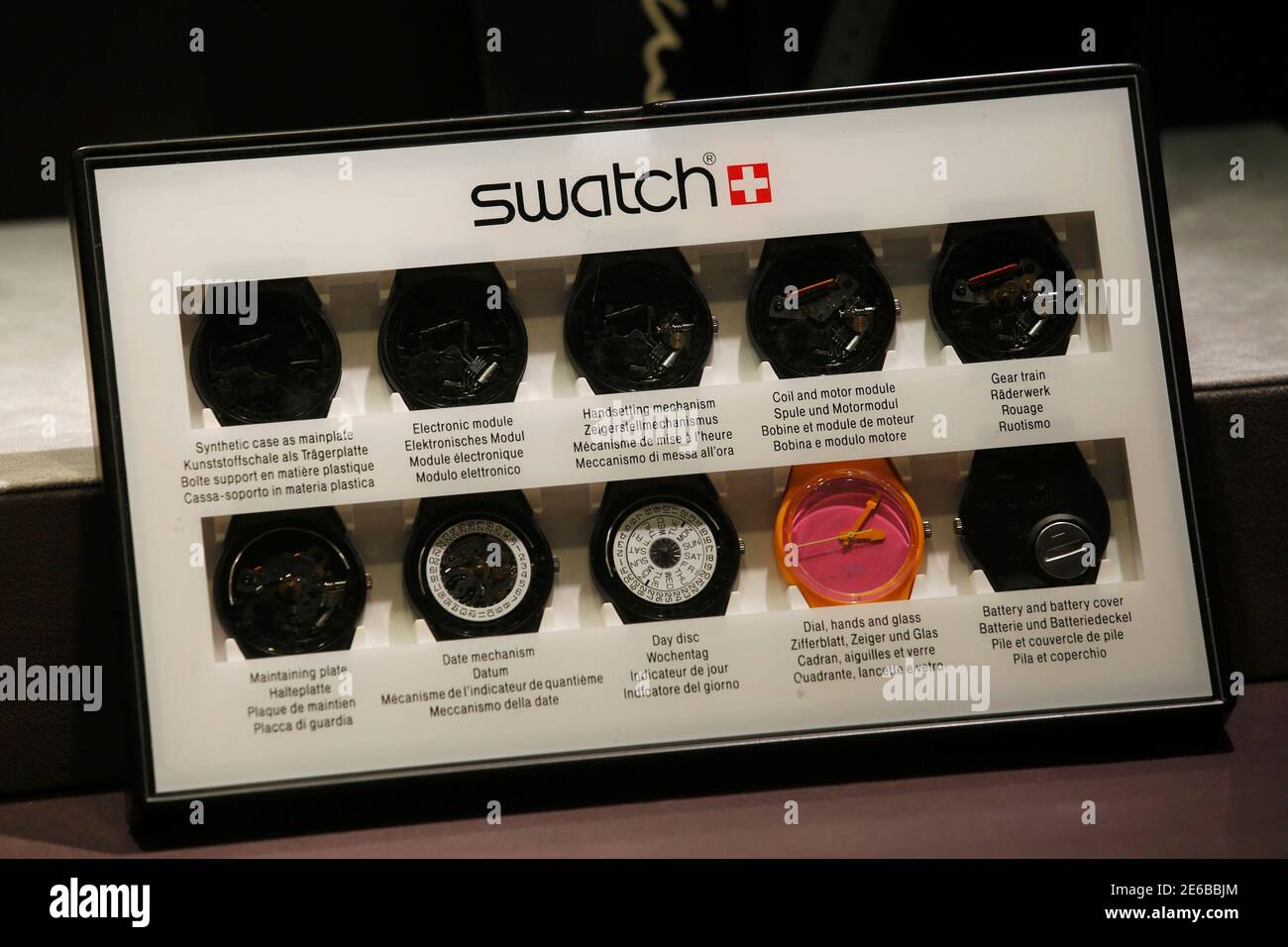 Un set montrant la fabrication d'une montre Swatch est exposé dans le cadre  d'une collection de montres Swatch 5,800 et d'œuvres d'art connexes pendant  la prévisualisation de Sotheby à Hong Kong le