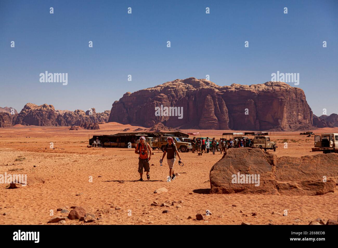 Désert de Wadi Rum, Jordanie 03-31-2010: Zone de rassemblement local pour les touristes de safari dans le désert de Wadi Rum. Il y a des touristes ainsi que des 4x4 hors route Banque D'Images