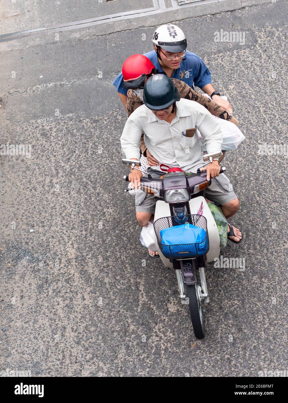 Vue aérienne de la moto avec trois personnes à Ho Chi Minh ville, Vietnam. Banque D'Images