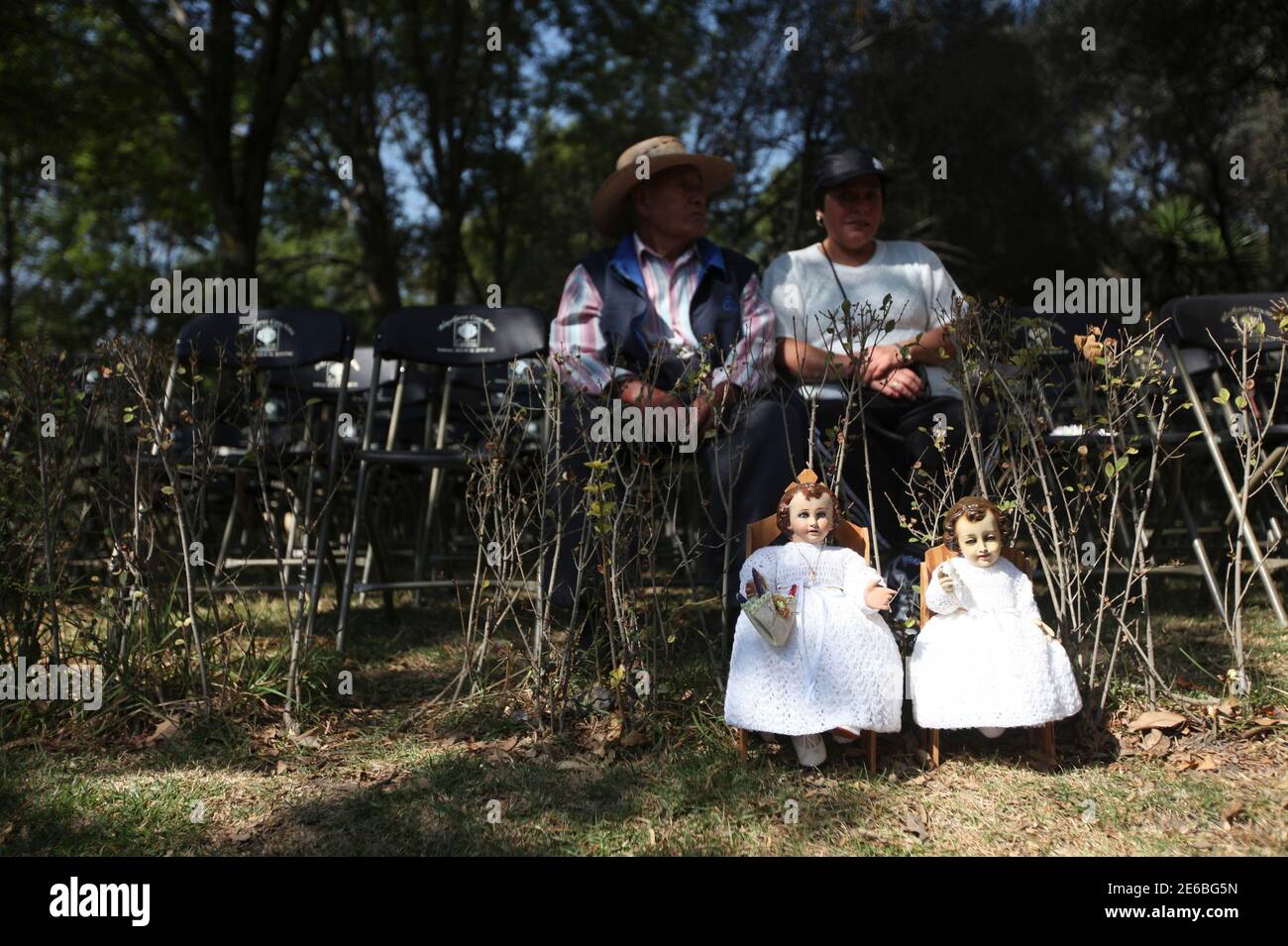 Un Couple Est Assis Derriere Des Poupees Habillees Representant Le Bebe Jesus Lors D Une Celebration 40 Jours Apres La Naissance De Jesus A Xochimilco A La Peripherie De Mexico Le 2 Fevrier