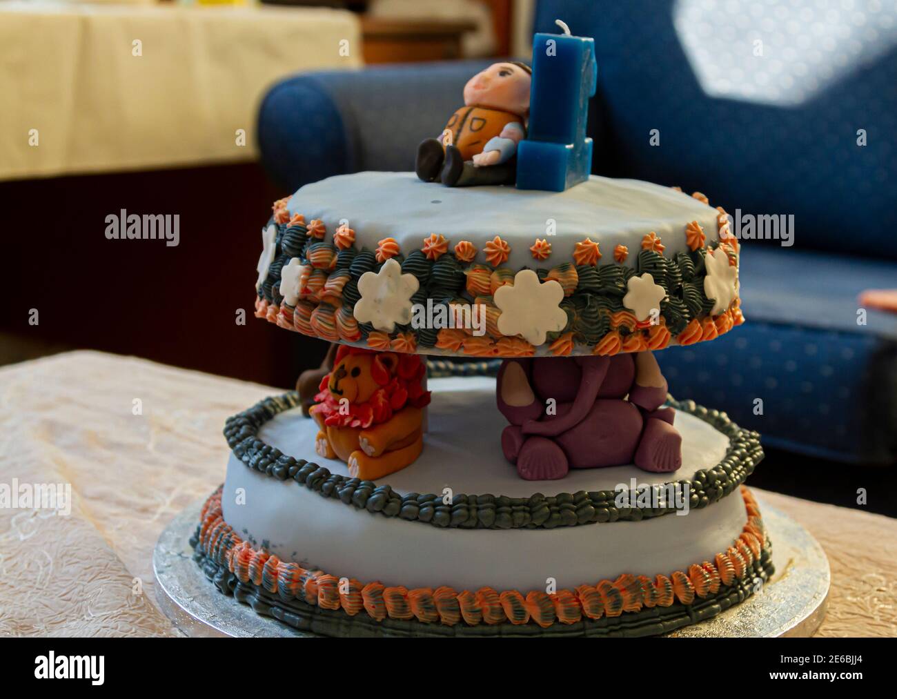 Gateau Special Pour Le Premier Anniversaire Pour Un Garcon Avec Des Animaux De Zoo Entre Deux Niveaux De Gateau Il Y A Une Bougie En Forme De Numero Un Et Une Fi Gateau Special Pour Le Premier Anniversaire Pour Un Garcon Avec Des Animaux De Zoo Entre Deux Niveaux De Gateau Il Y A Une Bougie En Forme De Numero Un Et Une Fi