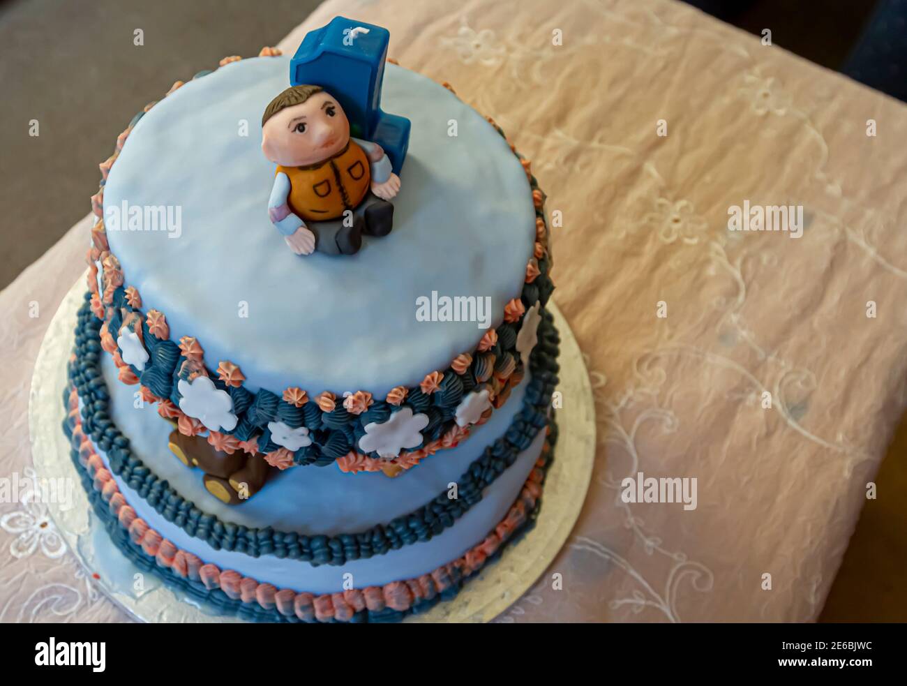 Gateau Special Pour Le Premier Anniversaire Pour Un Garcon Avec Des Animaux De Zoo Entre Deux Niveaux De Gateau Il Y A Une Bougie En Forme De Numero Un Et Une Fi