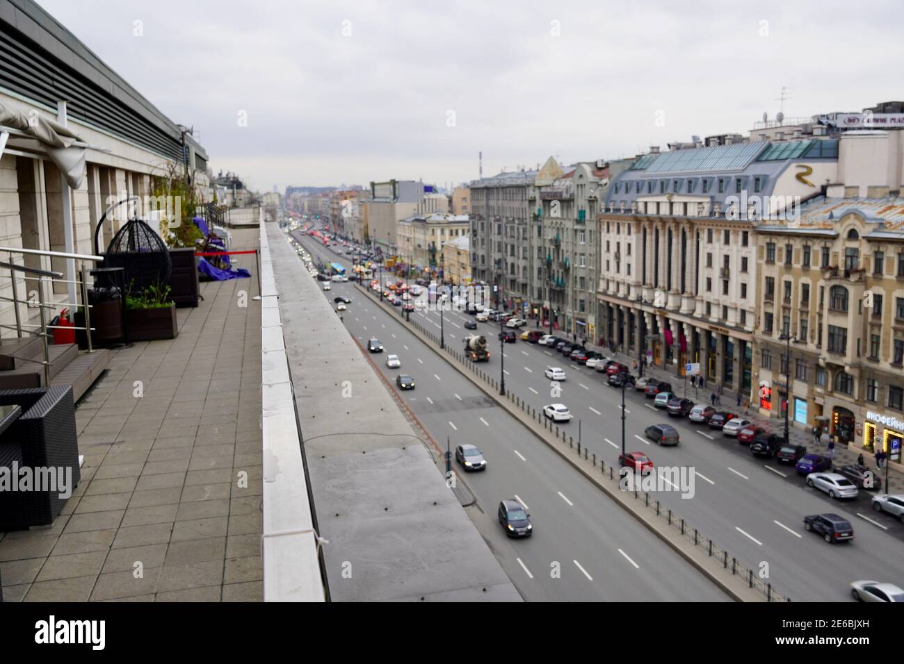 Vue depuis le toit sur Ligovsky Prospekt avec circulation et la gare de Moskovsky. Russie. Saint-Pétersbourg. Photo de haute qualité Banque D'Images