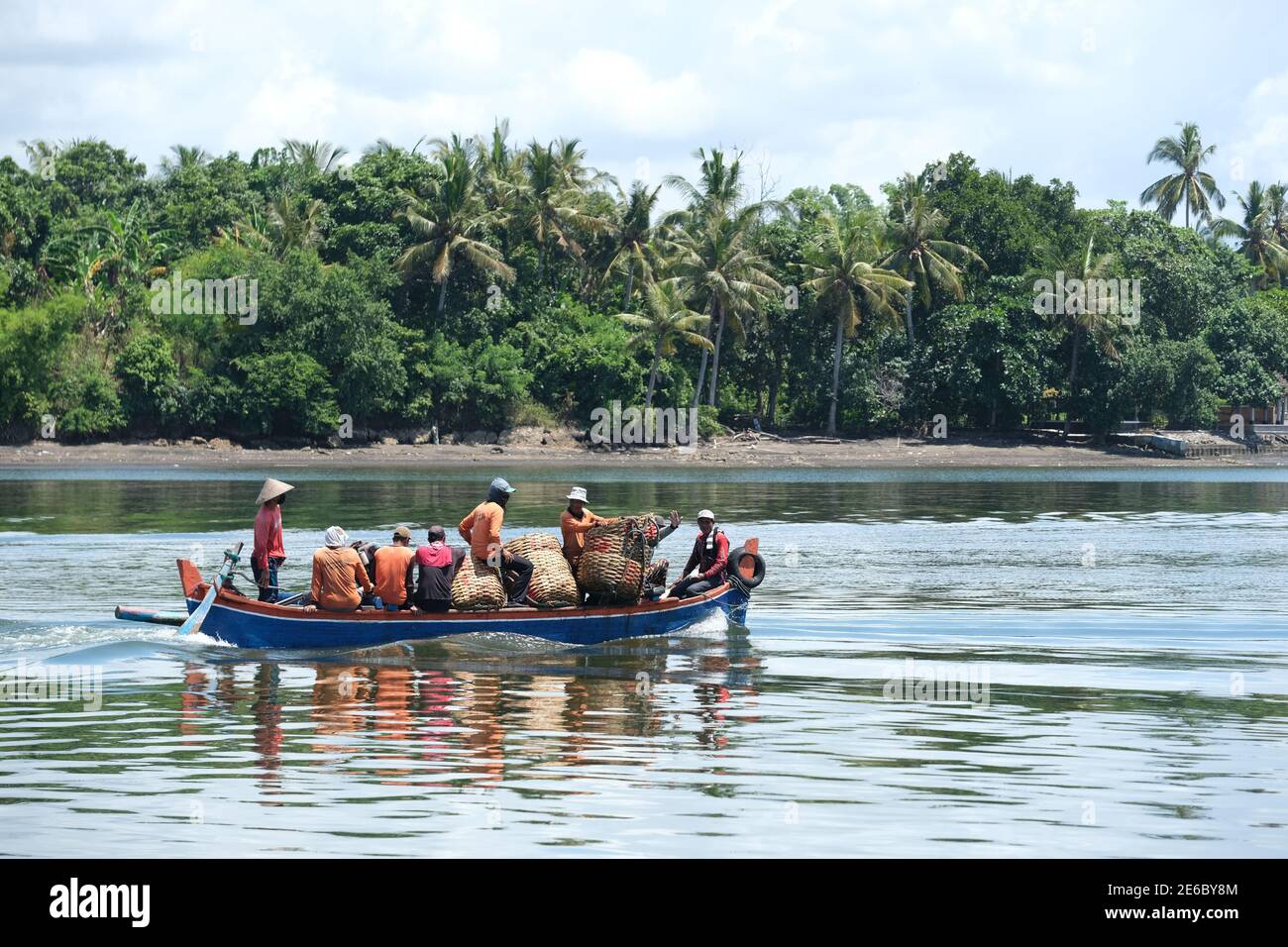 Indonésie Bali Negara - Pantai Pengambengan - travailleurs du quai - Marins dans un bateau de transfert Banque D'Images