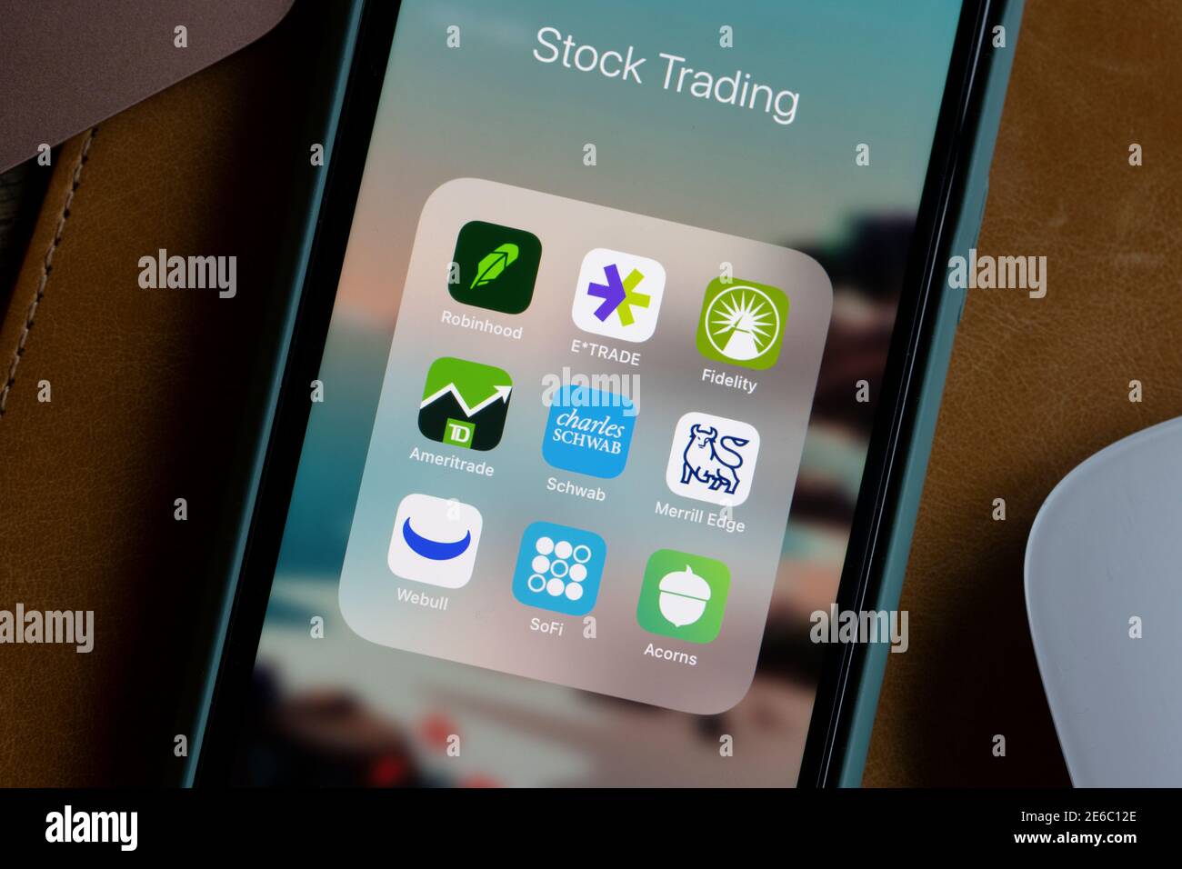 Des applications de trading d'actions variées sont visibles sur un iPhone - Robinhood, E-trade, Fidelity, TD Ameritrade, Schwab, Merrill Edge, Webull, SOFI et Acorns. Banque D'Images