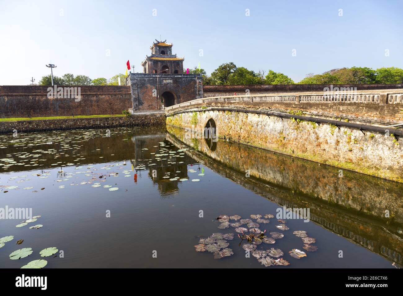 Enceinte fortifiée et lagune d'eau du Palais impérial historique Cité interdite Citadelle à Hue, Vietnam Banque D'Images
