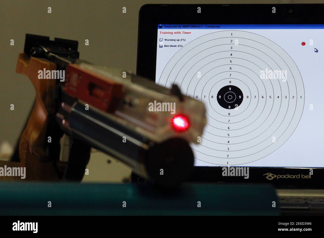 Un pistolet laser est visible à côté d'une cible affichée sur un ordinateur  portable lors d'une séance d'entraînement au stand de tir de Montelibretti, à  l'extérieur de Rome, le 3 avril 2012.