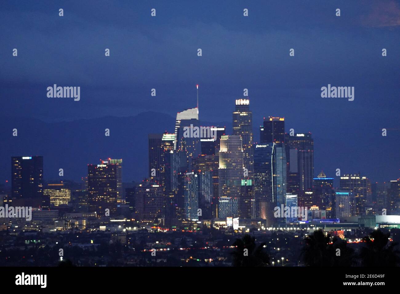 Des nuages orageux au-dessus des gratte-ciel du centre-ville de Los Angeles le jeudi 28 janvier 2020. Banque D'Images