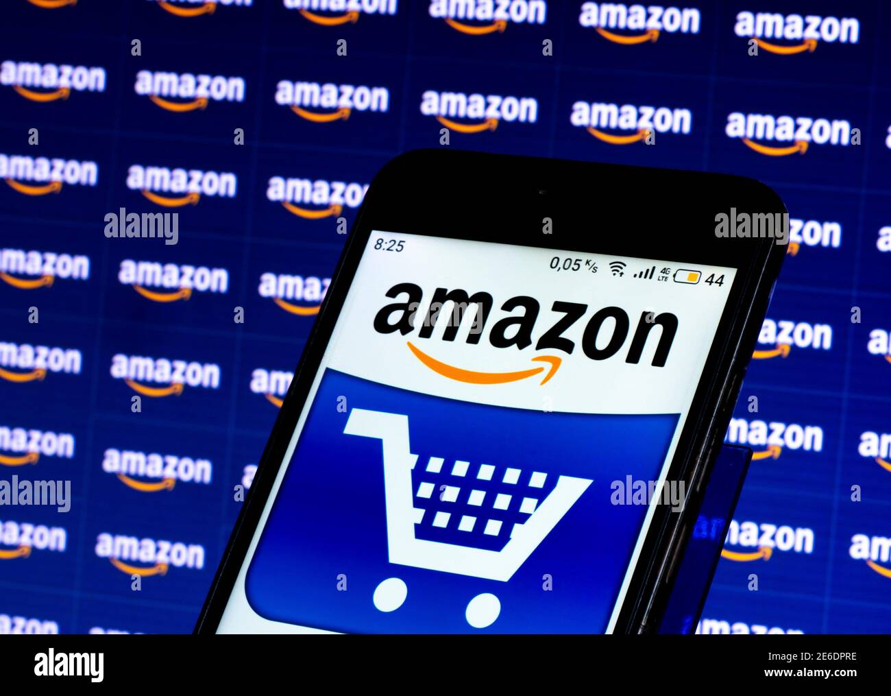 Dans cette illustration, un logo Amazon apparaît sur smartphone Banque D'Images