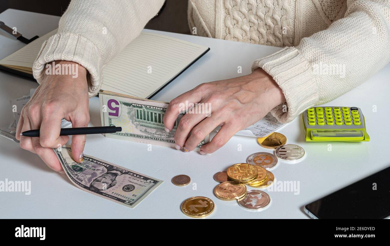 gros plan des mains de femme nous comptant de l'argent dollar, personnel de finance féminin comptant de l'argent, finance, épargne et concept bancaire Banque D'Images