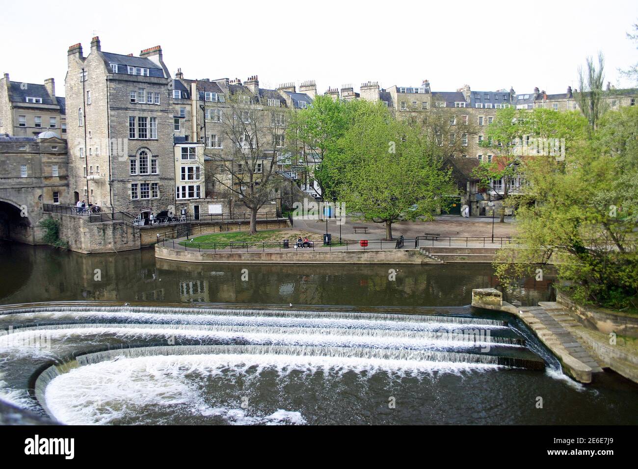 Le Pulteney Weir sur la rivière Avon à Bath, dans le Somerset, avec le pont Pulteney et l'architecture néoclassique, le jour du printemps. Architecture en pierre. Banque D'Images